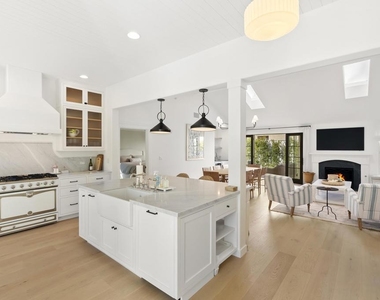 210 Estrella St - Photo Thumbnail 2