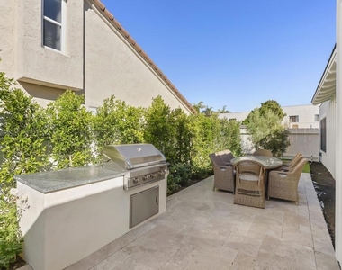 210 Estrella St - Photo Thumbnail 12