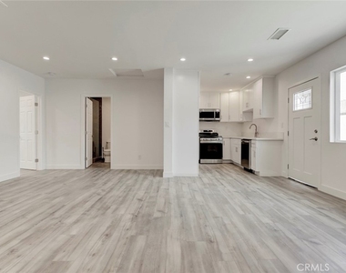 11326 Haskell Avenue - Photo Thumbnail 4