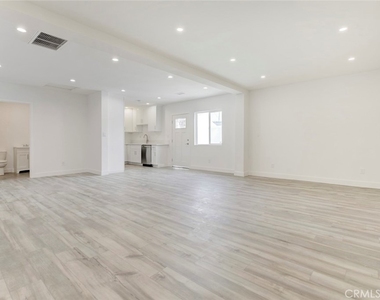 11326 Haskell Avenue - Photo Thumbnail 3