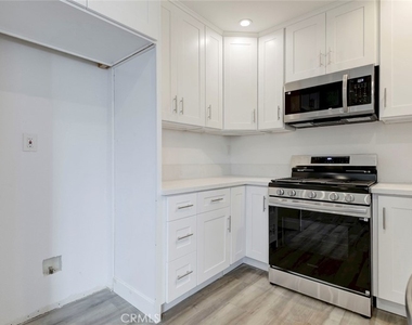 11326 Haskell Avenue - Photo Thumbnail 7
