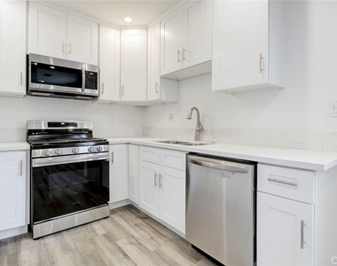 11326 Haskell Avenue - Photo Thumbnail 6