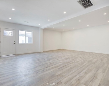 11326 Haskell Avenue - Photo Thumbnail 2