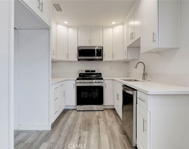 11326 Haskell Avenue - Photo Thumbnail 5