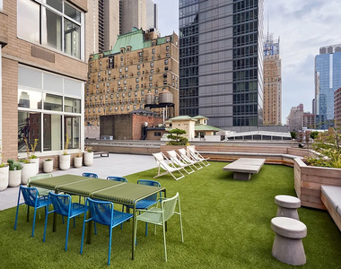West 47th Street - Photo Thumbnail 8