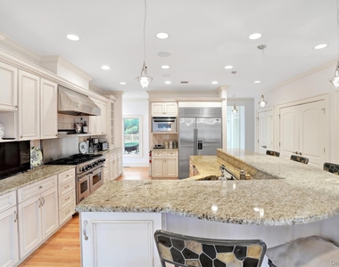 605 Dune Road - Photo Thumbnail 10