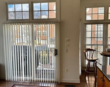 1607 Seneca Avenue - Photo Thumbnail 12