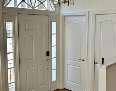 1607 Seneca Avenue - Photo Thumbnail 3