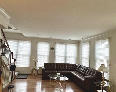 1607 Seneca Avenue - Photo Thumbnail 5