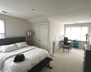 1607 Seneca Avenue - Photo Thumbnail 24