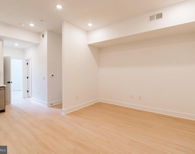 4408 Lancaster Avenue - Photo Thumbnail 2