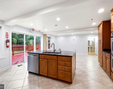 711 Lamberton Drive - Photo Thumbnail 12