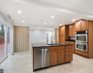 711 Lamberton Drive - Photo Thumbnail 15