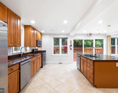 711 Lamberton Drive - Photo Thumbnail 10