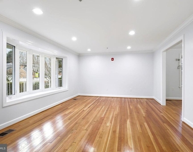 711 Lamberton Drive - Photo Thumbnail 4