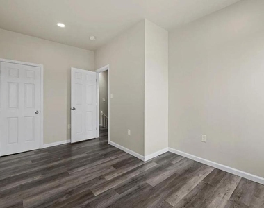 3030 Windsor Avenue - Photo Thumbnail 5