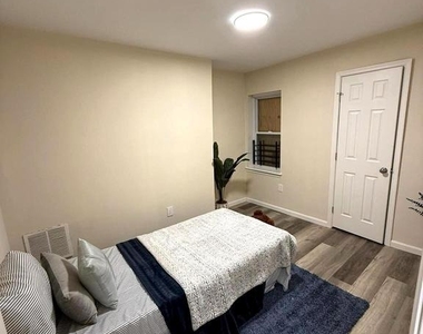 1028 E North Avenue - Photo Thumbnail 11