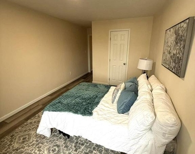 1028 E North Avenue - Photo Thumbnail 14