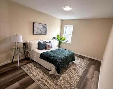 1028 E North Avenue - Photo Thumbnail 13
