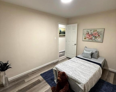 1028 E North Avenue - Photo Thumbnail 12