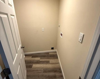 1028 E North Avenue - Photo Thumbnail 4