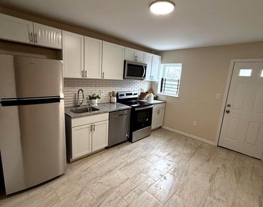 1028 E North Avenue - Photo Thumbnail 5