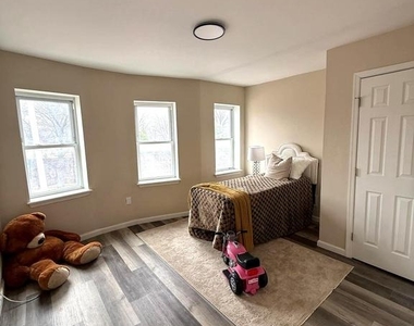 1028 E North Avenue - Photo Thumbnail 6