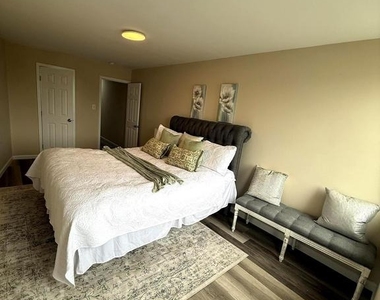 1026 E North Avenue - Photo Thumbnail 4