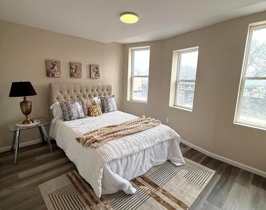 1026 E North Avenue - Photo Thumbnail 9