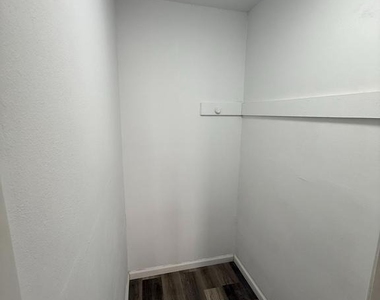 1026 E North Avenue - Photo Thumbnail 5