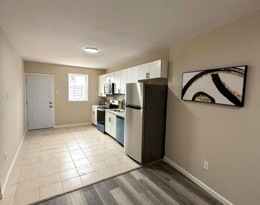 1026 E North Avenue - Photo Thumbnail 3