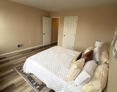1026 E North Avenue - Photo Thumbnail 13