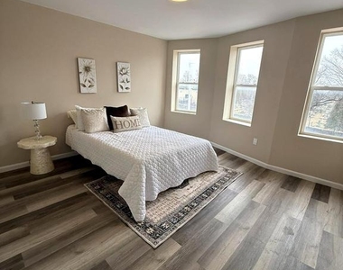 1026 E North Avenue - Photo Thumbnail 12