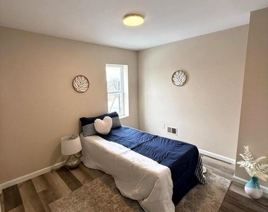 1026 E North Avenue - Photo Thumbnail 10