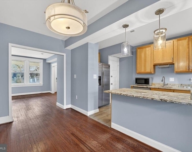 632 Franklin Street Ne - Photo Thumbnail 2