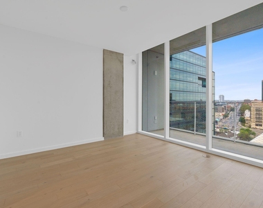 313 W 17th St - Photo Thumbnail 9