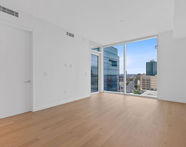 313 W 17th St - Photo Thumbnail 8