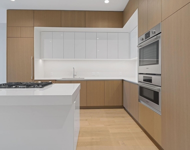 313 W 17th St - Photo Thumbnail 4