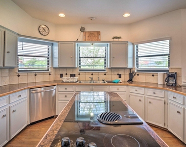 15805 Richards Dr - Photo Thumbnail 4