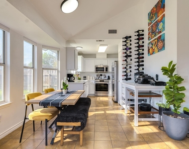 507 Clear Spring Ln - Photo Thumbnail 6