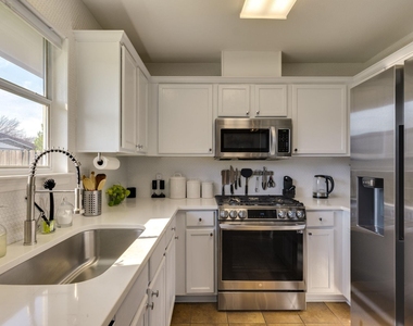 507 Clear Spring Ln - Photo Thumbnail 9