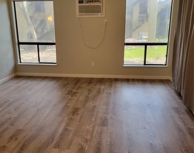 5916 Lago Vista Way - Photo Thumbnail 2