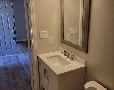 5916 Lago Vista Way - Photo Thumbnail 8