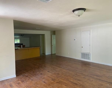 823 Monterrey St - Photo Thumbnail 3