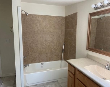823 Monterrey St - Photo Thumbnail 8