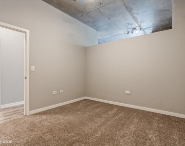 235 W Van Buren Street - Photo Thumbnail 18