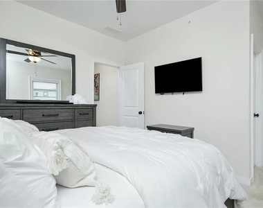 2048 Holtz Lane - Photo Thumbnail 20