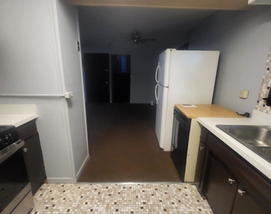 8435 S 81st Avenue - Photo Thumbnail 12