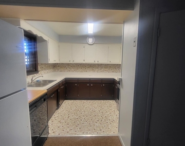 8435 S 81st Avenue - Photo Thumbnail 11