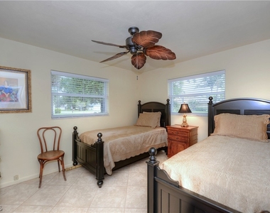 5652 Eichen Circle E - Photo Thumbnail 7